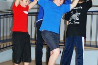 Vier Mann auf des Sportlehrers Kiste