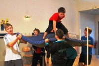 Wer wird da auf den Schild gehoben?