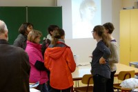 Schüler mit Gästen im Gespräch