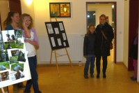 fröhliche Besucher und kamerascheue Guides