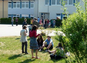 Gymnasium Panketal Schulhof mit Schülern und Lehrern