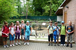 Schüler und Pinguine - alle bereit für´s Foto