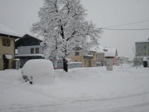 Schnee und Auto vorn