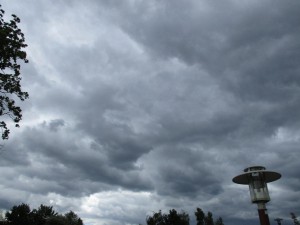 dunkel wurd´s, die Wolken dräuten