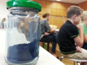 im Vordergrund: ein freundliches Schwarz
