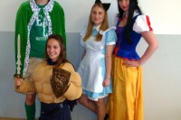 Frau Kules, Froschkönig, Schneewittchen und Alice ohne weißes Kaninchen