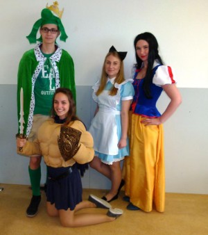 Frau Kules, Froschkönig, Schneewittchen und Alice ohne weißes Kaninchen