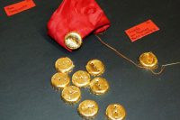 edle Knöpfe aus (fast) purem Gold