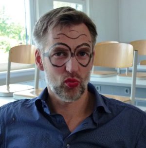 Brille und Stirnrunzeln zum Schnäppchenpreis