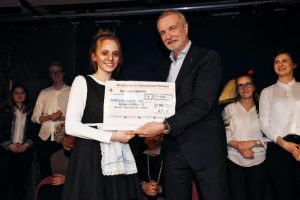 Mareike und Herr Krapohl mit dem dicken symbolischen Spendenscheck