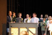 viel Beifall und eine Rose für die Teilnehmer