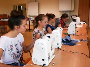 sitzen freiwillig dort