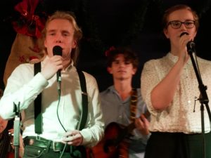 mittlerweile drei Sänger in der Band