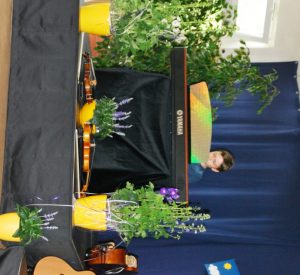 zwar noch klein, aber ziemlich gut am Klavier :-)