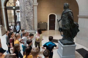 die erste Statue wartete schon
