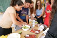 gemeinsames Kochen mit mexikanischen Gastschülern