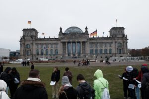 ganz offensichtlich vor dem Reichstagsgebäude