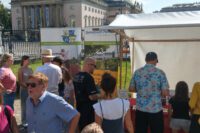 jede Menge Leute mit jeder Menge Fragen