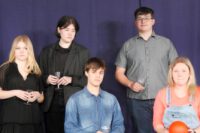 Heiratswilliger, Nebenbuhler und (doch nicht) Verlobte ganz nah beieinander