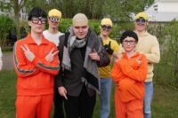 netter Kerl, der in der Mitte
