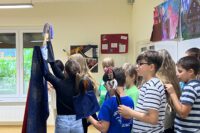 großes Gedränge im Hintergrund