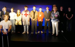 Regisseurin und Ensemble