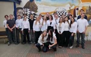 11. Jahrgangsstufe vor neuem Wandgemälde