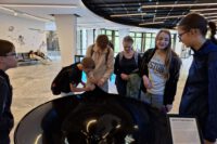 mit Münzen kann man den Gravitationstrichter einschalten