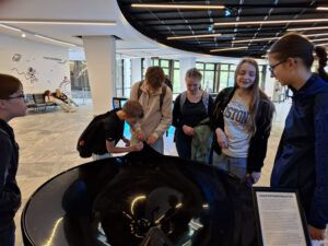 mit Münzen kann man den Gravitationstrichter einschalten
