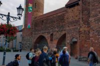 vor einem der Stadttore