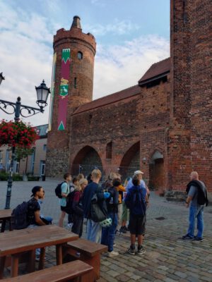 vor einem der Stadttore
