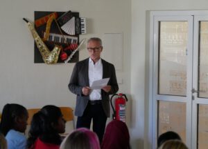 Begrüßung durch den Schulleiter inklusive