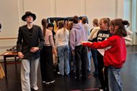 Endlich! Requisiten und Klamotten!