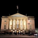 Staatsoper Berlin mit Operntitelbanner