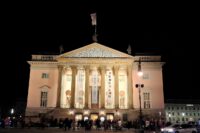 Staatsoper Berlin mit Operntitelbanner