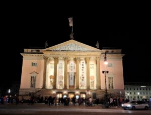 Staatsoper Berlin mit Operntitelbanner