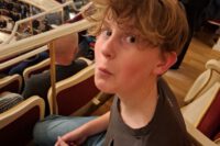 praktiziert gerade Mimik