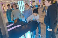 mit jeder Menge Körpereinsatz