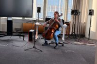 Musik wird oft nicht schön gefunden, weil sie stets mit Geräusch verbunden.