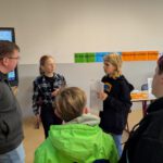 wissen Bescheid und führten durch die Schule