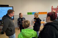 wissen Bescheid und führten durch die Schule