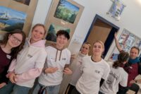 Zwölftklässler - testen schon mal ihre Shirts