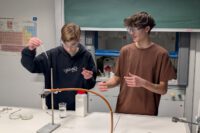 können CO2 herstellen und damit Kerzen löschen