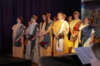 mit antikem, aber jugendlich-frischem Chor