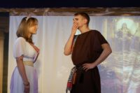 hilft gerne und selbstlos