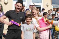 Versprochen, alle drei lächeln freiwillig