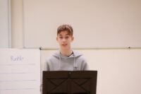 Kann nicht nur Latein, sondern auch Reden halten.