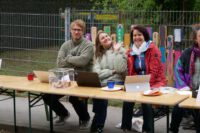 vergnügt am Spendenstand