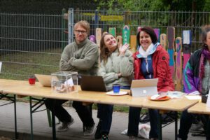 vergnügt am Spendenstand