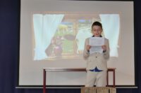 führte gekonnt durch das Theaterstück